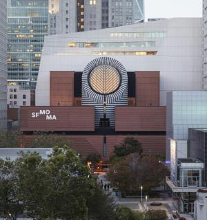 高楼林立的城市中的大型建筑