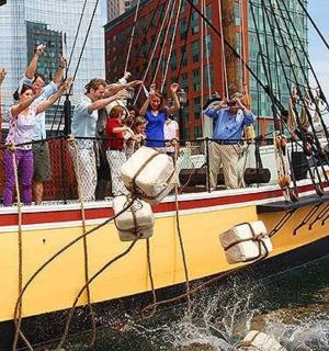 一群人在水中的船上