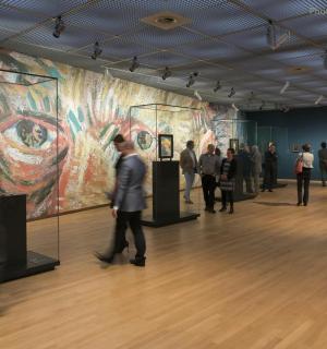 一群人在博物馆里观看一幅画