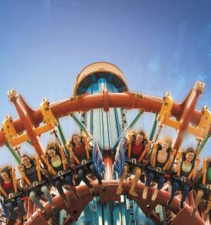 jízda v zábavním parku s lidmi na ní