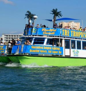 turistická loď na vodě s lidmi na ní