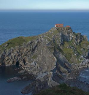 ostrov v oceánu s domem na něm