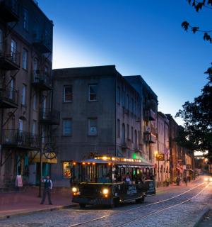 tramvaj jedoucí v noci po městské ulici