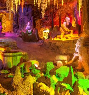 一群人在一个有灯的房间里