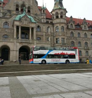 一辆双层巴士停在一栋建筑物前