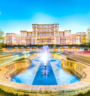 un gran edifici amb una font davant d'un carrer