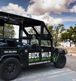 černý džíp zaparkovaný na parkovišti