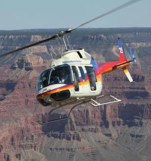 Vrtulník letí nad Grand Canyonem