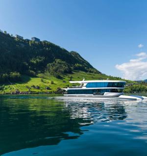 μια βάρκα σε μια λίμνη με ένα βουνό