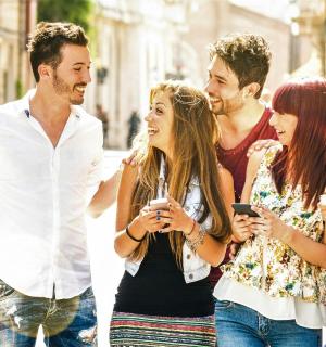 一群人走在街上