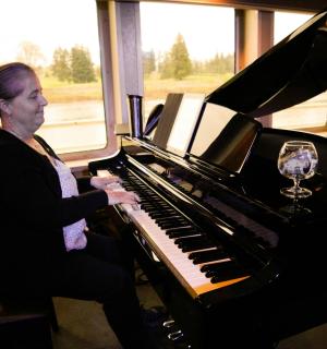 žena hrající na klavír v místnosti