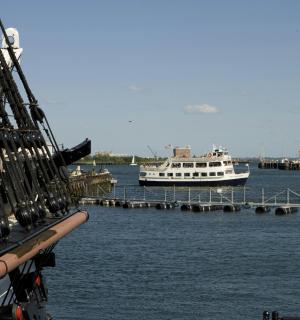 一艘船停靠在水中的码头