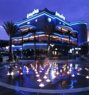 budova s fontánou a svíčkami před ní