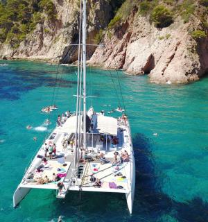 一群人在水中的船上