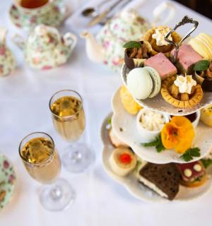 一张白色的桌子,上面放着一盘食物