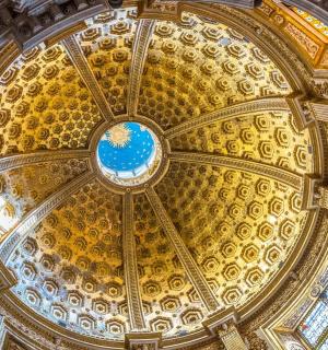 带有圆顶的建筑物的华丽天花板