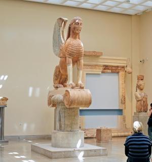 lidé si prohlížejí sochu v muzeu