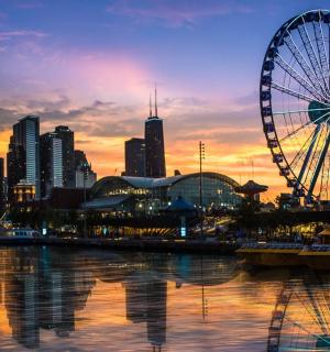 ruské kolo před městem při západu slunce