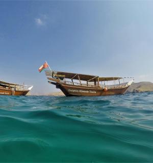 两艘船停在海面上