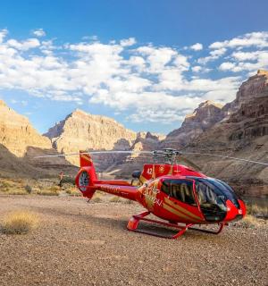 Červený vrtulník je zaparkovaný v horách