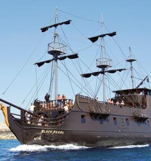 水中载有乘客的船