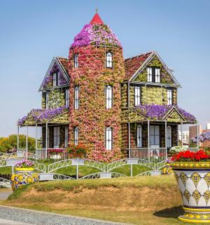 一栋前面种满鲜花的大房子