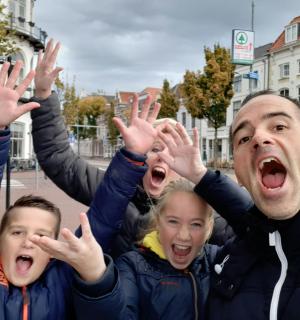 一群人举起双手