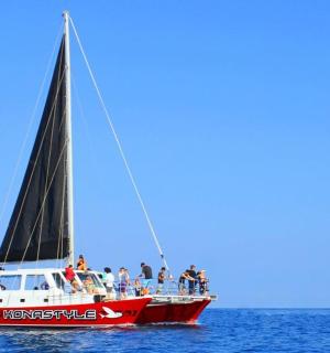 skupina lidí na plachetnici ve vodě