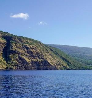 山边的一大片水域