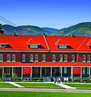 一座红色的大楼，背景是一座桥