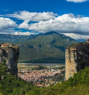 Pohled na město mezi dvěma meteoritskými horami
