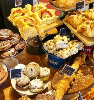 hromada různých druhů pečiva na stole