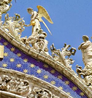 带有天使雕像的华丽建筑外观