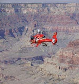 一架红色直升机飞越大峡谷