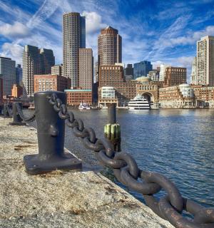 从水上看城市，有一条链子