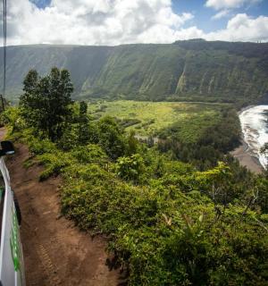 从车上看到的山景