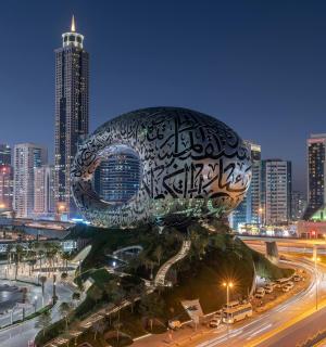 夜晚城市中心的大型雕塑