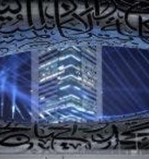 夜晚窗户上建筑物的倒影