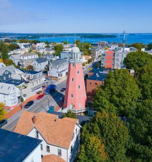 Letecký pohled na město s hodinovou věží