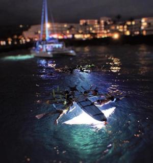 一群人晚上在水中划皮艇