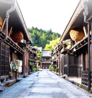 una strada vuota in una vecchia città con edifici