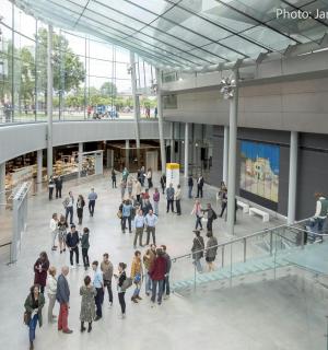 一群人在建筑物里行走