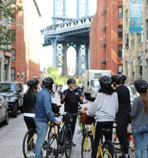 城市街道上一群骑自行车的人