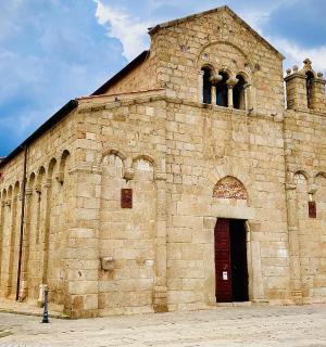 一座带有高塔的大型石砌教堂