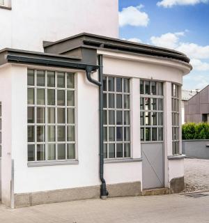 一栋有门的白色房子