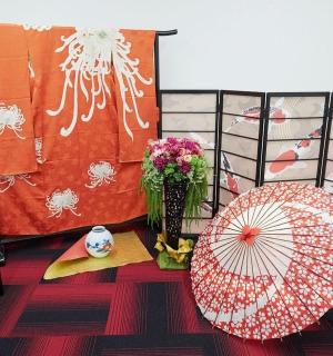 有一把雨伞和一瓶鲜花的房间