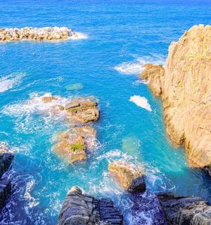 岩石海岸线附近海洋的鸟瞰图