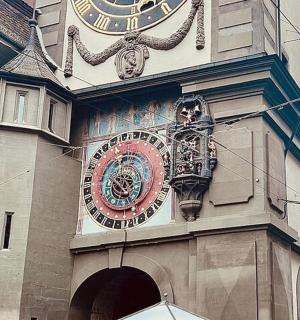 侧面有钟的建筑物