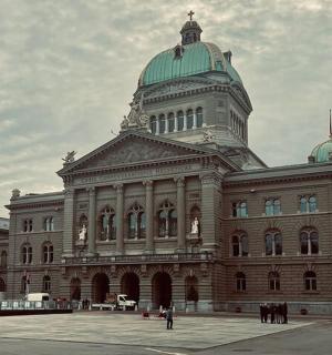 一座顶部有绿色圆顶的大楼