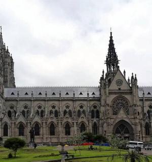 城市中带有钟楼的大教堂